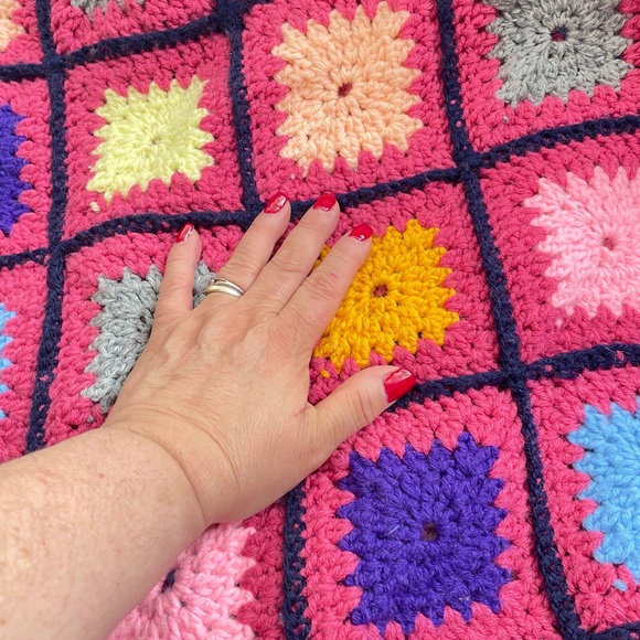 Vintage 70s afghan, pink, blue granny squares throw - Picture 4 of 6